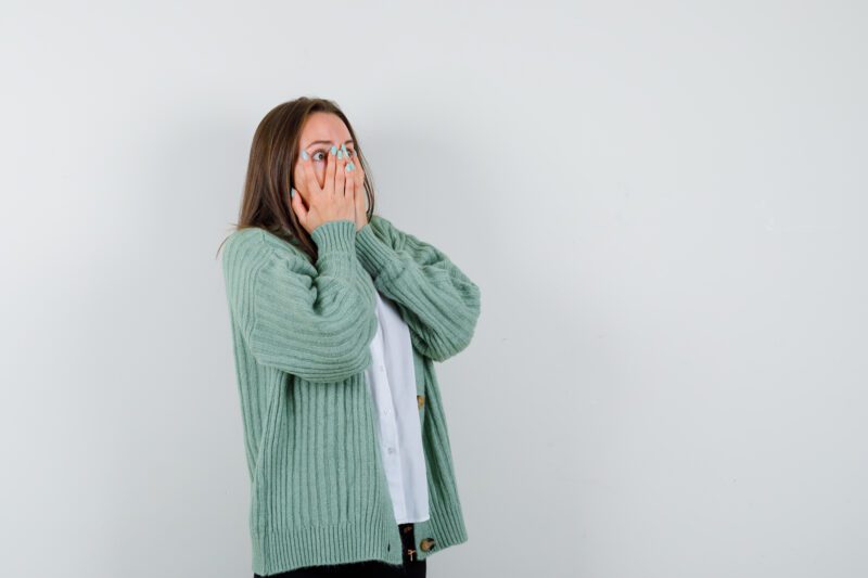 Док сам пролазила поред собе мојих свекра и свекрве, чула сам шапат који ме је зауставио уместо да наставим даље.