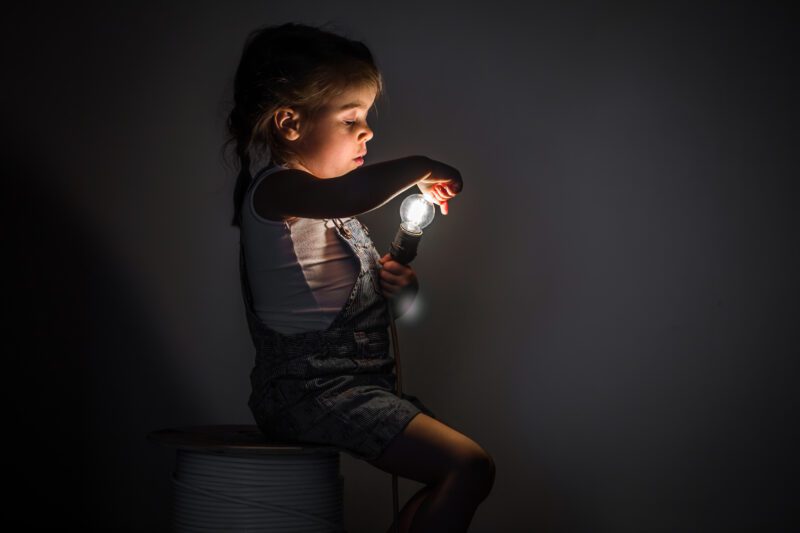 Мој син и његова жена су закључали мене и моју тромесечну унуку у подрум, вичући: „Останите овде, ти бучно дериште и стара вештице!“ пре него што су одлетели на Хаваје. Када су се вратили, прво их је ударио смрад — и били су ужаснути, питајући: