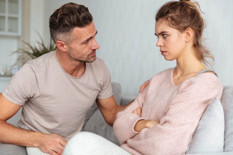 Мој муж је позвао своју бившу на нашу журку поводом усељења и рекао ми да, ако то не могу да прихватим, могу да одем.