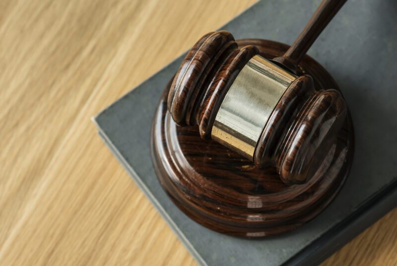 Мој муж је покушао да ме остави без ичега – а онда је мој десетогодишњи син рекао нешто на суду што је натерало целу салу да утихне