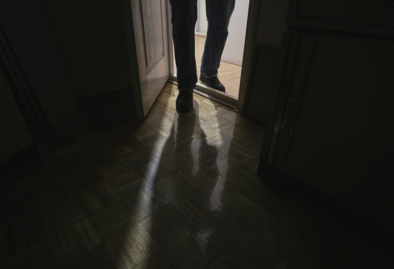 Три месеца, сваке ноћи, док сам лежала поред свог мужа, примећивала сам чудан, мучан мирис.